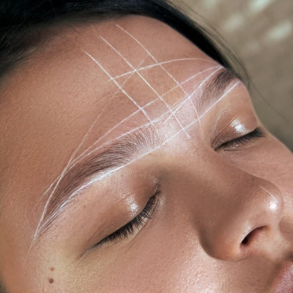 Brow shaping bij schoonheidssalon Bell'Apparenza in Geel voor mooi gevormde wenkbrauwen